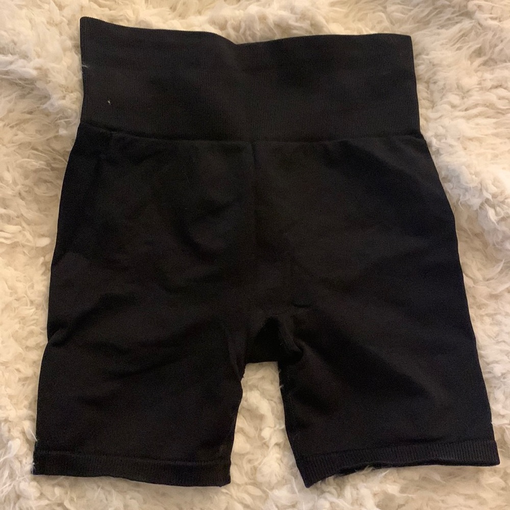 TALA HOSTA SEAMLESS SHORTS - BLACK